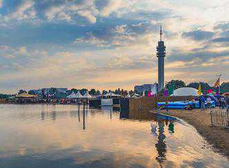 Gezelligheid tijdens het Veerplas Festival in Haarlem