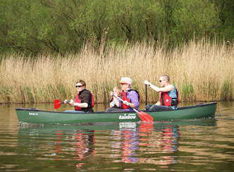 Recreanten in een Canadese kano